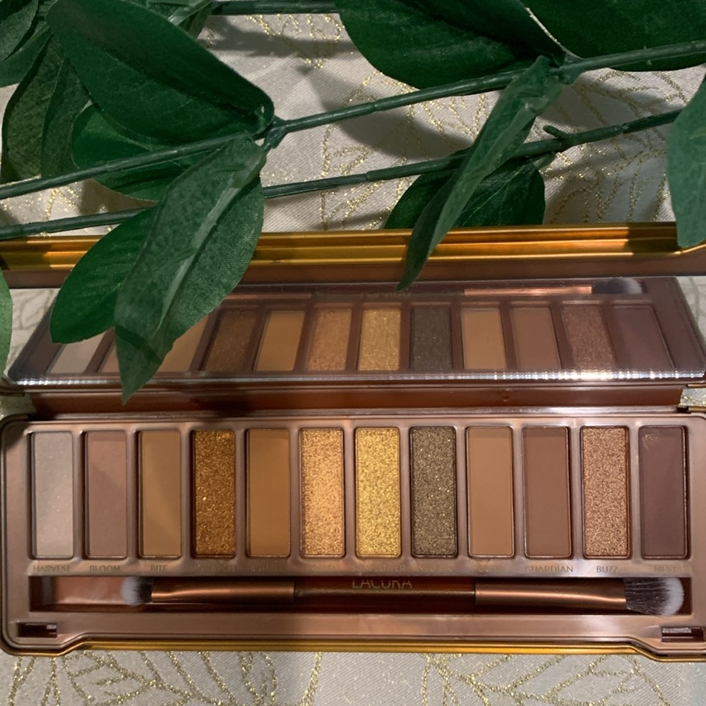 Lacura Naturals Nectar 12-eyeshadows palette with double-ended brush